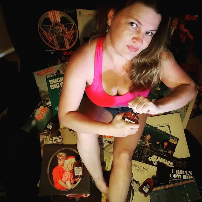 Whiskeychick Country Music Blogger